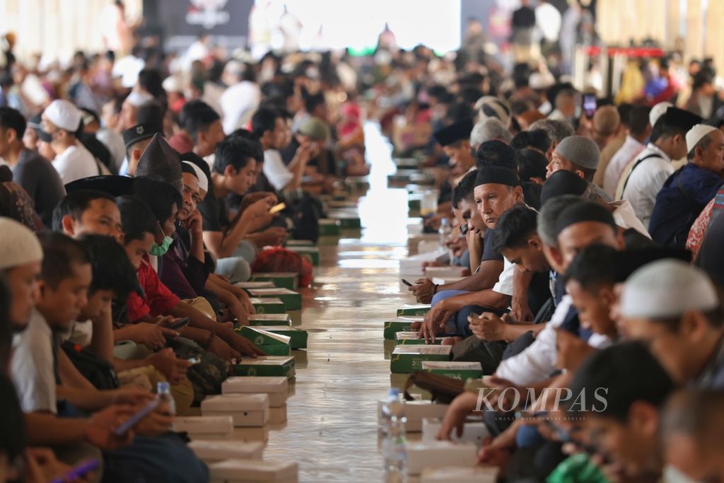 Warga menunggu waktu berbuka puasa di Masjid Istiqlal, Jakarta, Selasa (12/3/2024). Ratusan umat Islam berbuka puasa bersama pada hari pertama Ramadhan 1445 Hijriah/2024 di Masjid Istiqlal.