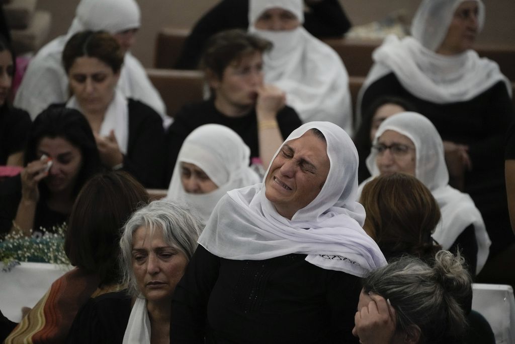 Anggota komunitas Druze di Dataran Tinggi Golan berkabung jelang pemakaman korban serangan roket, Minggu (28/7/2024). 