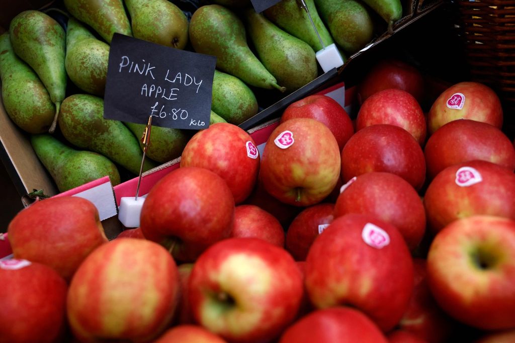 Apel dan buah pir tampak dijajakan di pasar Borough di London, Inggris pada Rabu (17/8/2022). Inflasi di Inggris terus melonjak memicu naiknnya harga makanan. Kondisi itu berujung pada meningkatnya biaya hidup di negara yang kini juga tengah didera resesi itu.