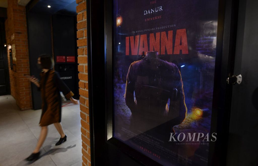 Poster film <i>Ivanna</i> di bioskop CGV Grand Indonesia, Jakarta, Kamis (4/8/2022). Film-film horor yang muncul sejak awal tahun ini dianggap sukses secara industrial dengan mencatatkan jumlah penonton yang tinggi. 