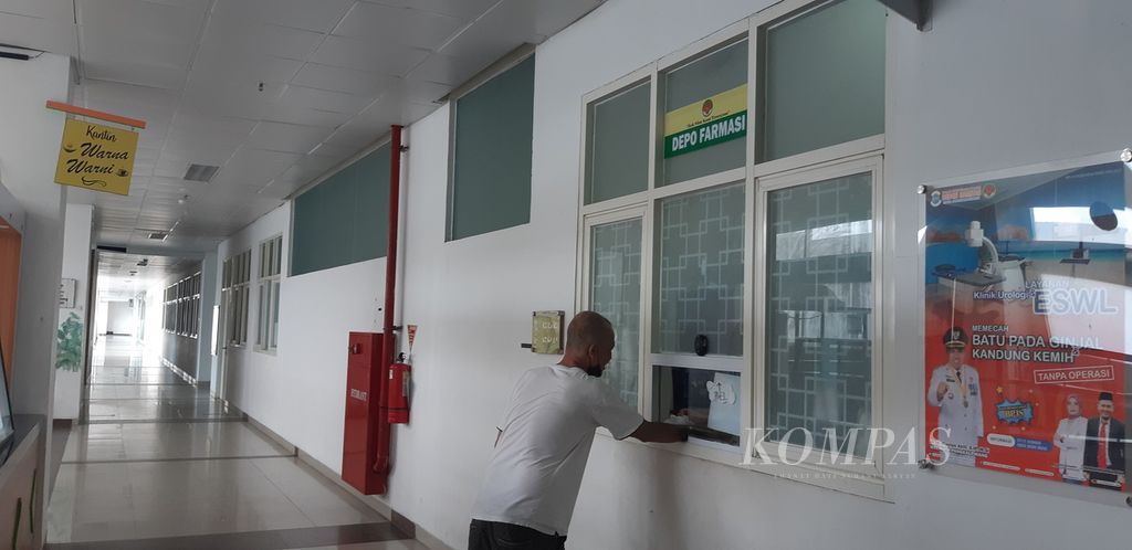 Pasien RSUD Depati Hamzah Pangkalpinang, Kepulauan Bangka Belitung menebus obat di depo farmasi rumah sakit itu, akhir Februari 2024. Program Pengendalian Resistensi Antimikroba (PPRA) di rumah sakit ini belum berjalan maksimal.