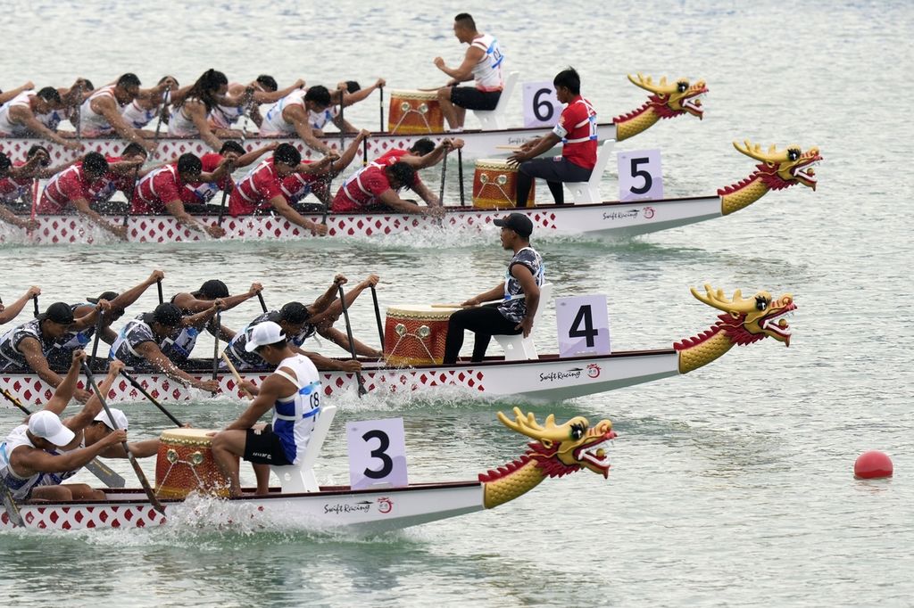 Para pedayung perahu naga berlomba di Asian Games 2022 di Pusat Perahu Naga Wenzhou, China, Kamis (5/10/2023).