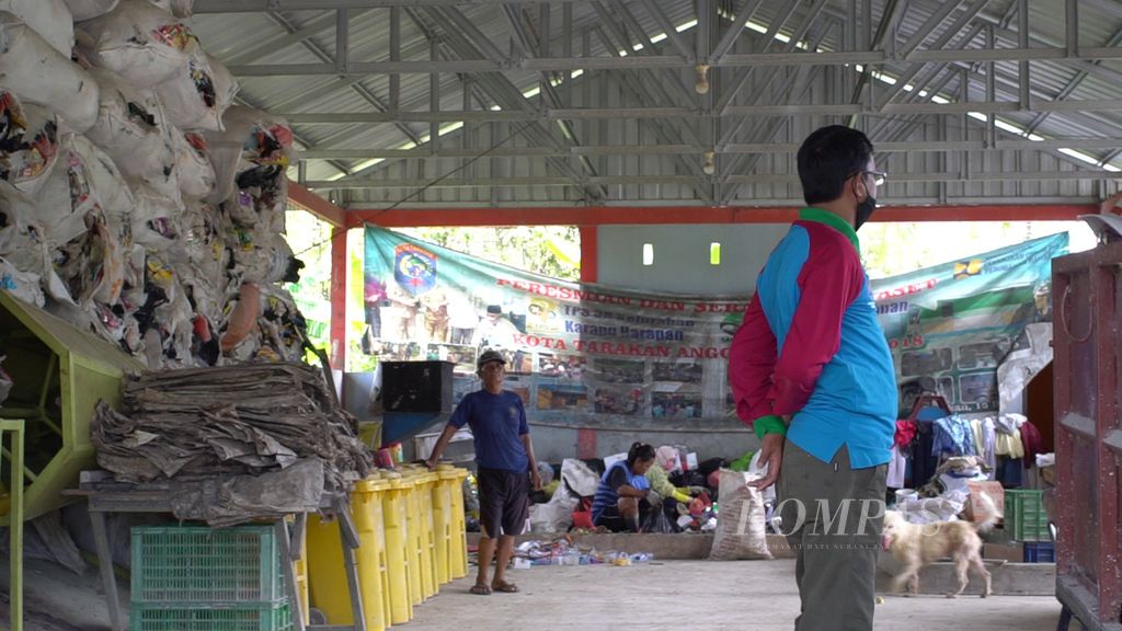 Suasana tempat pemrosesan sementara yang dikelola Kelompok Swadaya Masyarakat Harapan Bangsa di Kota Tarakan, Kalimantan Utara, Sabtu (1/10/2022). Sebelum dibuang ke tempat pemrosesan akhir, sampah dari 1.700 keluarga dipilah di tempat ini.