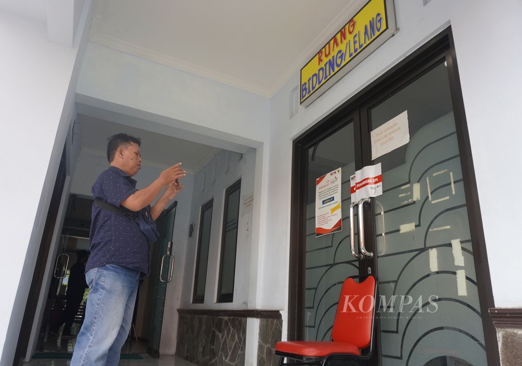 Wartawan memotret segel pada pintu di ruangan Kepala Dinas Komunikasi dan Informatika Kabupaten Pemalang, Jawa Tengah, Jumat (12/8/2022). 