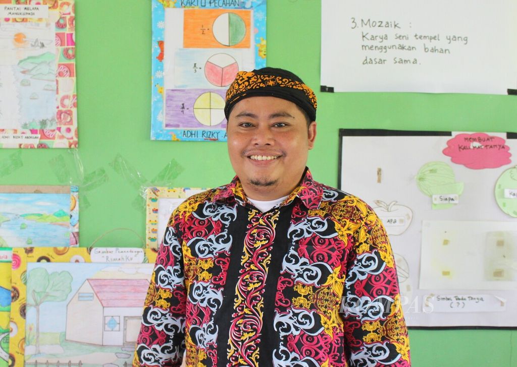 Sudarmuji (35), guru kelas II Sekolah Dasar Negeri 026 Tanjung Selor, Kabupaten Bulungan, Kalimantan Utara, Kamis (13/4/2023).