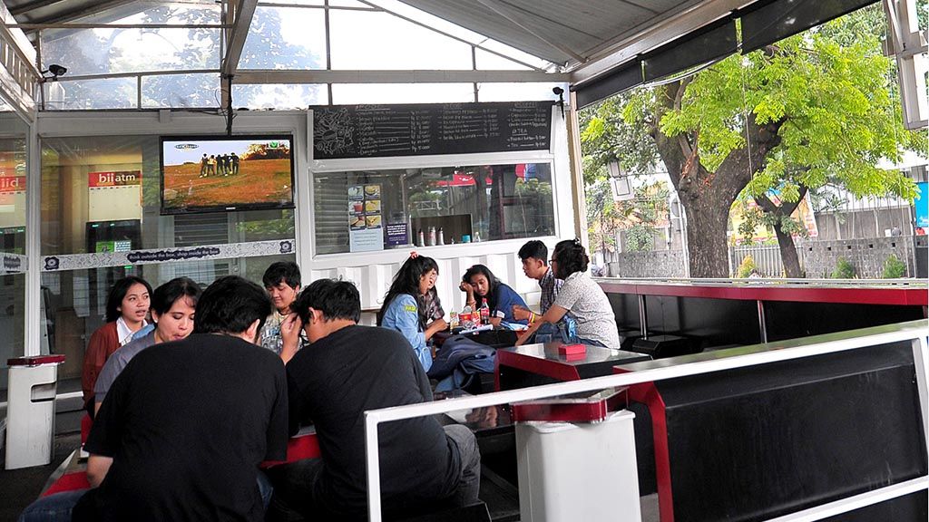 Sejumlah mahasiswa  menikmati makan siang di sekitaran kampus di Jakarta, beberapa waktu  lalu. Tinggal jauh dari keluarga, mahasiswa dituntut cermat dalam menyiasati keuangan saat kuliah sehingga cukup untuk memenuhi kebutuhan sehari-hari.  