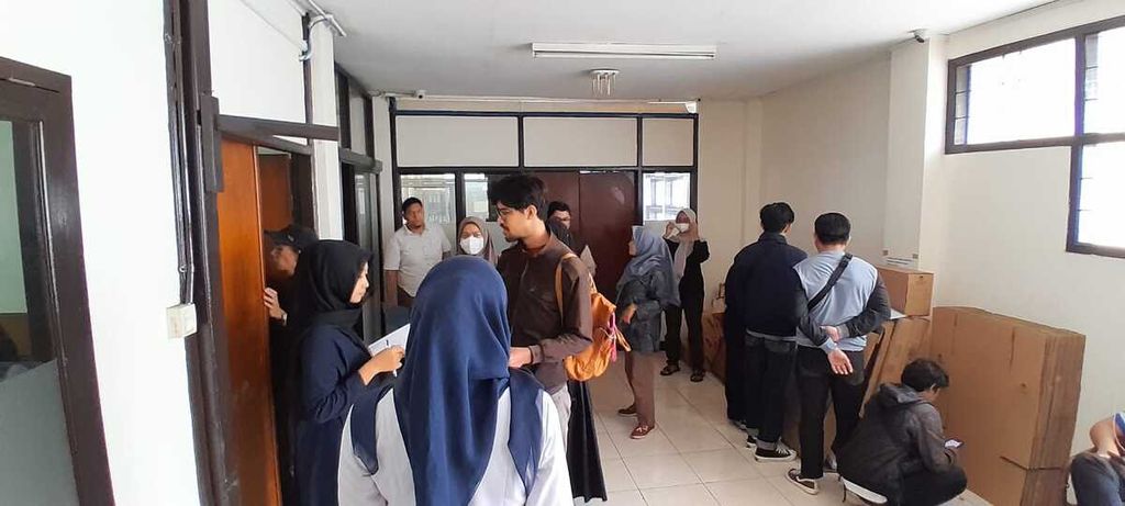 Tampak sejumlah warga mengurus pindah memilih di kantor Komisi Pemilihan Umum Kota Bandung, Jawa Barat, Rabu (7/2/2024). Mayoritas warga yang mengurus pindah memilih adalah pekerja yang sedang bertugas di Kota Bandung.