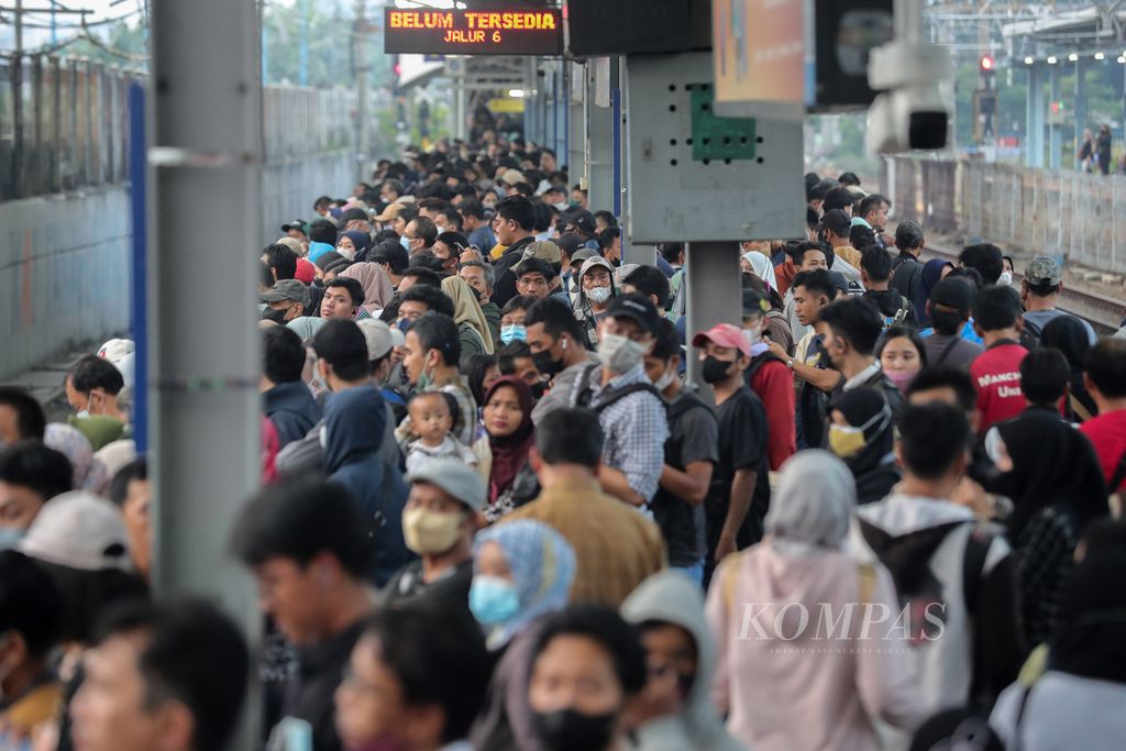 Warga berdesakan saat menunggu kereta tiba di Stasiun Tanah Abang, Jakarta Pusat, Selasa (25/7/2023).