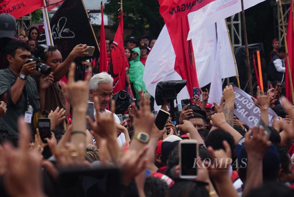Capres nomor urut 3, Ganjar Pranowo, menyapa puluhan ribu simpatisan yang menghadiri kampanye bertajuk Hajatan Rakyat di Lapangan KONI Sario, Manado, Sulawesi Utara, Kamis (1/2/2024). 