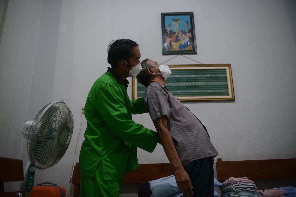 Warga lansia mendapat layanan terapi kinesio dalam kegiatan bakti sosial yang diselenggarakan Pusat Rehabilitasi Yakkum di Gereja Kristen Jawa Minomartani, Ngaglik, Sleman, DI Yogyakarta, Rabu (5/5/2021). 