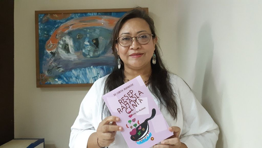 Penulis Ni Made Sri Andani dan buku kumpulan esai berjudul <i>50 Cerita Inspiratif, Resep Rahasia Cinta </i>serangkaian acara pemutaran film dan diskusi di Kantor Kompas Perwakilan Bali di Kota Denpasar, Bali, Senin (2/1/2023).