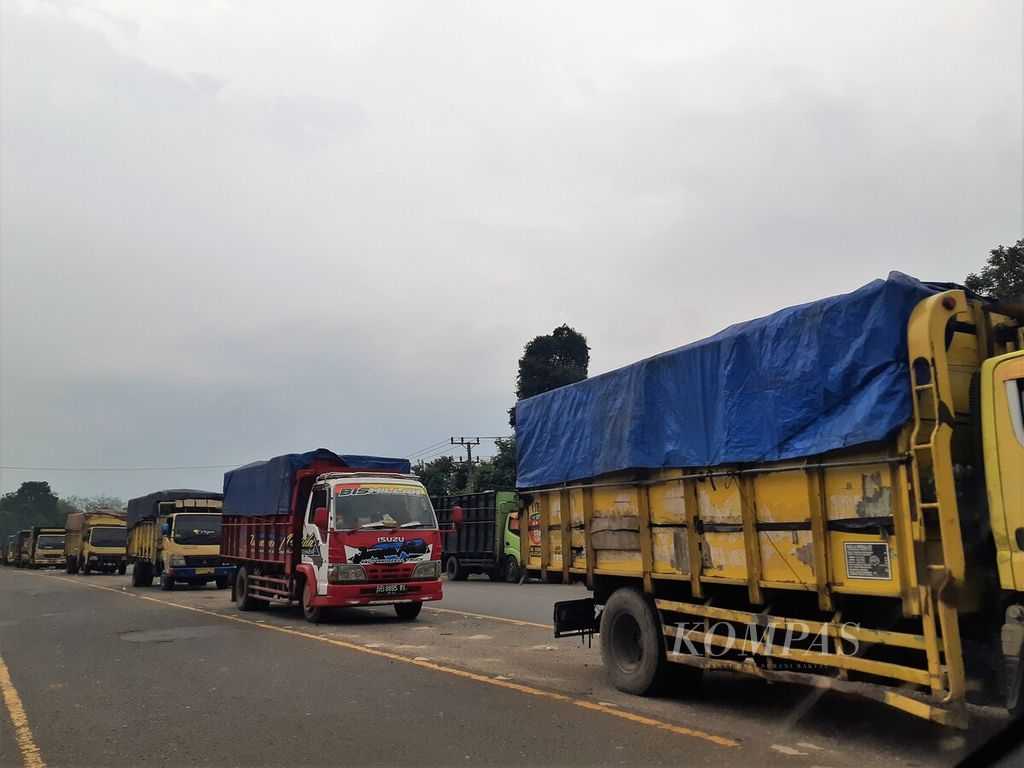 Puluhan angkutan batubara terparkir di jalan yang menghubungkan Jambi dan Muara Bulian di wilayah Batanghari, Jambi, Kamis (19/5/2022). Kondisi itu tak jarang menyebabkan kepadatan dan kemacetan di jalan.