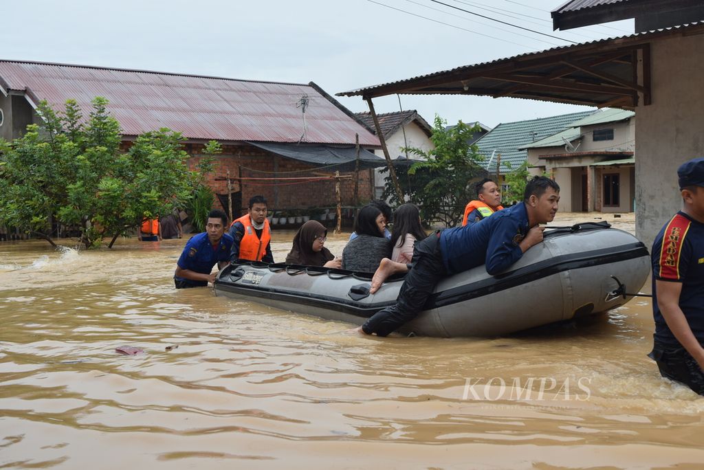 ilustrasi. Petugas dari Dinas Pemadam Kebakaran dan Penyelamatan Kota Jambi membantu evakuasi korban banjir di Perumahan Kembar Lestari II, Kota Jambi, Kamis (31/12/2020) lalu.