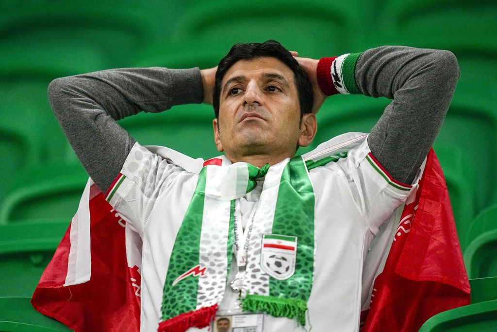 Penggemar tim sepak bola Iran bereaksi setelah pertandingan sepak bola Grup B Piala Dunia antara Iran dan Amerika Serikat di Stadion Al Thumama, Doha, Qatar, Rabu (30/11/2022) dini hari WIB. 
