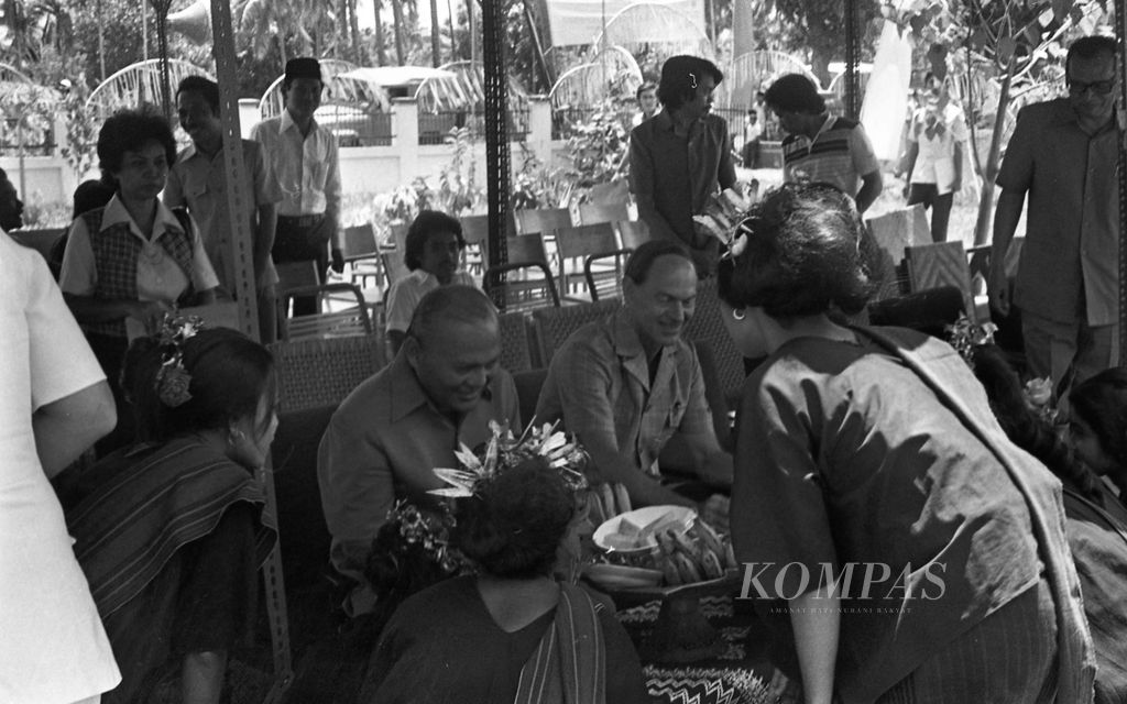 Menteri Muda Koperasi Bustanil Arifin (kiri) dan Direktur USAID, Niblock (kanan) sesaat sebelum acara penandatanganan perjanjian kredit untuk Koperasi Listrik Pedesaan "Sinar Rinjani" di Lombok, NTB Jumat (19/10/1979).