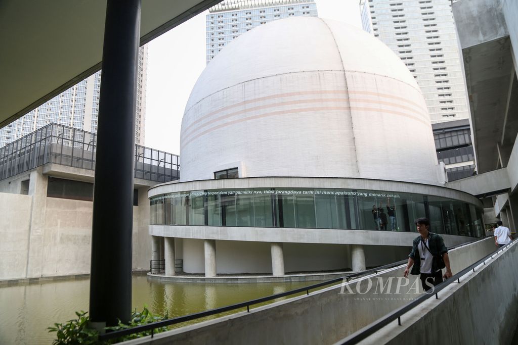 Warga berjalan di depan bangunan planetarium di kawasan Taman Ismail Marzuki (TIM), Jakarta, Selasa (24/10/2023). 