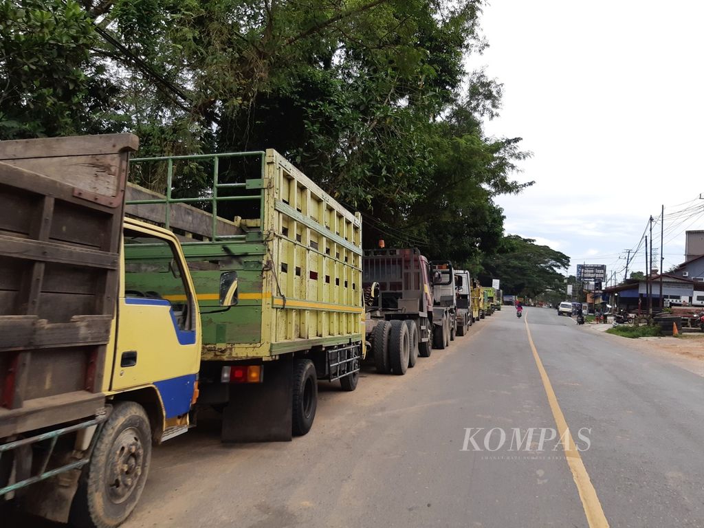 Antrean truk mengular di pom bensin Kilometer 15 Kota Balikpapan, Kalimantan Timur, Jumat (11/3/2022). Minimnya kuota solar bersubsidi membuat para sopir harus mengantre berhari-hari di SPBU.