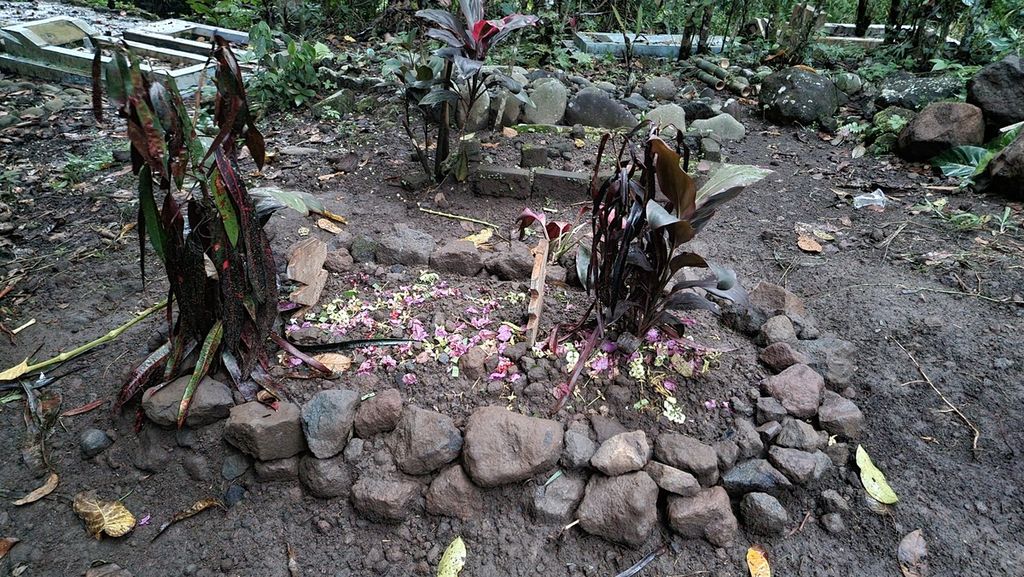 Makam F (11), korban dugaan perundungan, di Kecamatan Singaparna, Kabupaten Tasikmalaya, Jabar, Jumat (22/7/2022).