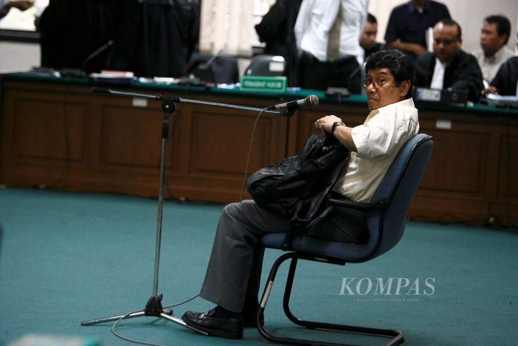 Mantan Deputi Gubernur BI Aulia Pohan menjadi saksi di Pengadilan Khusus Tipikor, Jakarta, dalam sidang dengan terdakwa mantan Gubernur BI Burhanuddin Abdullah, Rabu (16/7/2008). Burhanuddin didakwa memberikan persetujuan untuk mengambil dan menggunakan dana BI di Yayasan Pengembangan Perbankan Indonesia. 