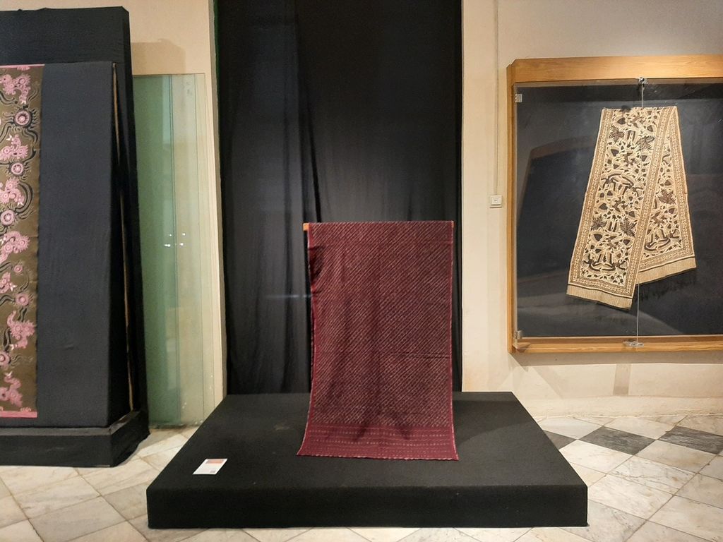 Karya seni tekstil dan koleksi kain tradisional di Museum Tekstil, Jakarta, Senin (21/11/2022).