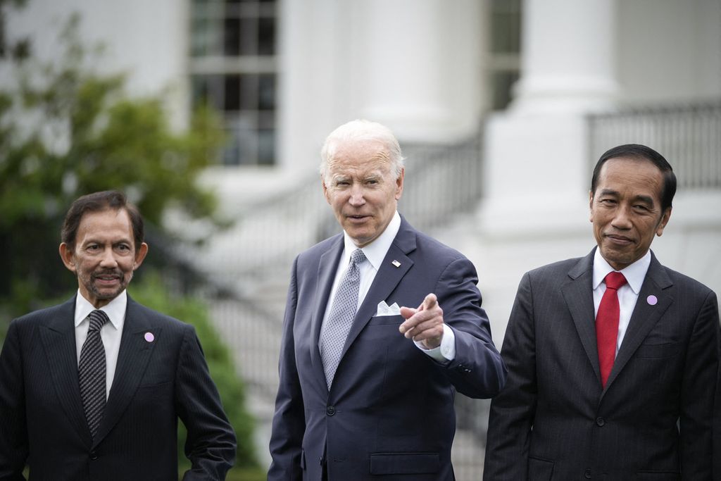 Presiden Amerika Serikat Joe Biden diapit Sultan Brunei  Hasanal Bolkiah (kiri) dan Presiden RI Joko WIdodo dalam sesi foto bersama dengan para pemimpin ASEAN di Gedung Putih, Washington DC, AS, Kamis (12/5/2022). 
