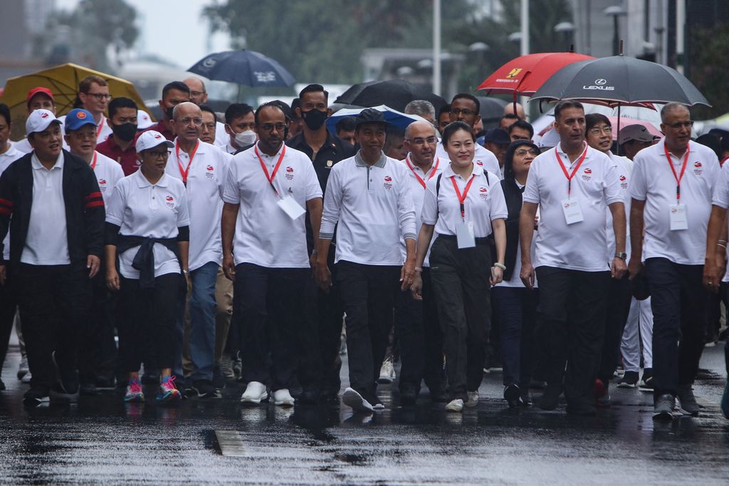 Presiden Joko Widodo berjalan didampingi Menteri BUMN Erick Thohir, Menteri Luar Negeri Retno LP Marsudi (kedua dari kiri), serta para duta besar negara anggota ASEAN dan negara sahabat dalam parade Kick Off Keketuaan ASEAN Indonesia 2023 di Jalan MH Thamrin, Jakarta, Minggu (29/1/2023). 