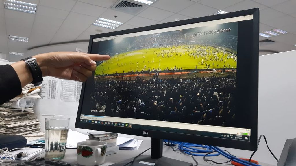 Seorang warga menunjukkan foto penembakan gas air mata yang mengarah ke tribune penonton di sisi selatan Stadion Kanjuruhan, Malang, Jawa Timur, Rabu (9/11/2022). Penembakan ini memicu kepanikan hingga sebagian penonton berdesak-desakan keluar. Sebagian yang lain lemas karena paparan gas air mata.
