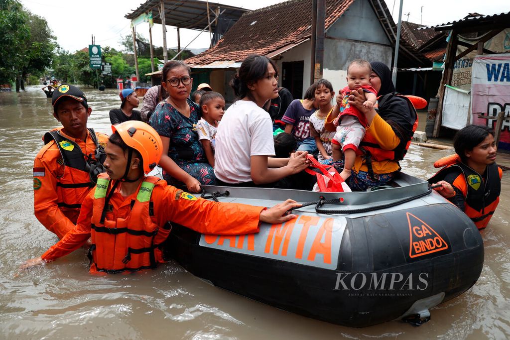 Tim SAR gabungan mengevakuasi warga dari rumah mereka yang terendam banjir untuk mengungsi di Kelurahan Joyotakan, Kecamatan Serengan, Kota Surakarta, Jawa Tengah, Jumat (17/2/2023). 