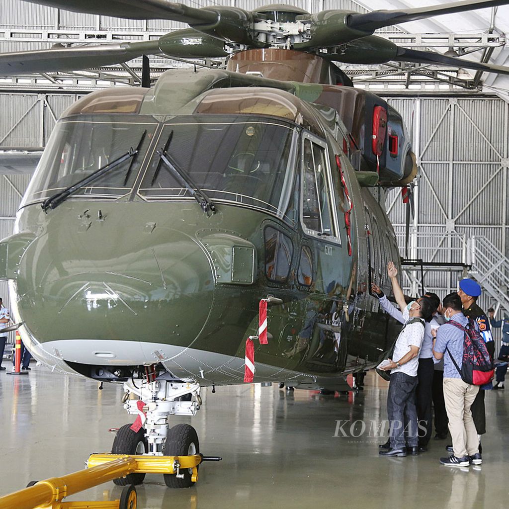 Penyidik KPK (berpakaian sipil dan bermasker) bersama POM TNI melakukan pemeriksaan fisik helikopter AgustaWestland (AW)-101 di salah satu hanggar pesawat di Lanud Halim Perdanakusuma, Jakarta Timur, Kamis (24/8/2017). Pemeriksaan dilakukan terkait dugaan terdapat penggelembungan dana dalam pembelian helikopter tersebut.