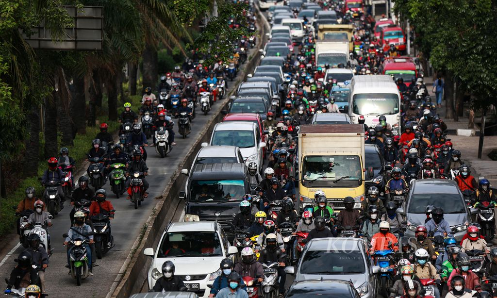 Kendaraan memadati Jalan Daan Mogot, Jakarta Barat, Jumat (18/11/2022) pagi. Jalan Daan Mogot menjadi rute bagi para pelaju dari Tangerang, Banten, menuju tempat kerja mereka di Jakarta. Tak sedikit dari mereka menempuh jarak puluhan kilometer setiap harinya untuk bekerja. 