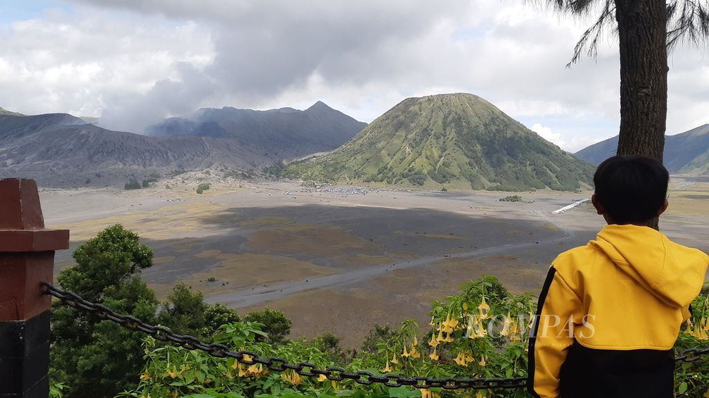 Keindahan Gunung Bromo dan Gunung Batok, Kamis (16/6/2022).
