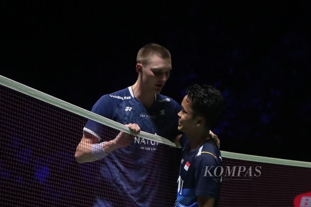 The Danish men's singles badminton player, Viktor Axelsen (left), shakes hands with Anthony Sinisuka Ginting after the final match of the 2023 Indonesia Open at Istora Gelora Bung Karno, Jakarta, on Sunday (18/6/2023).