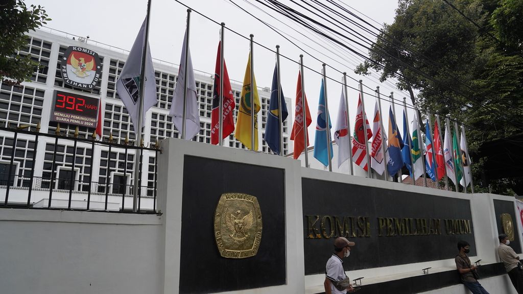 Bendera partai politik dipasang di Kantor Komisi Pemilihan Umum (KPU), Jakarta, Selasa (17/1/2023). 
