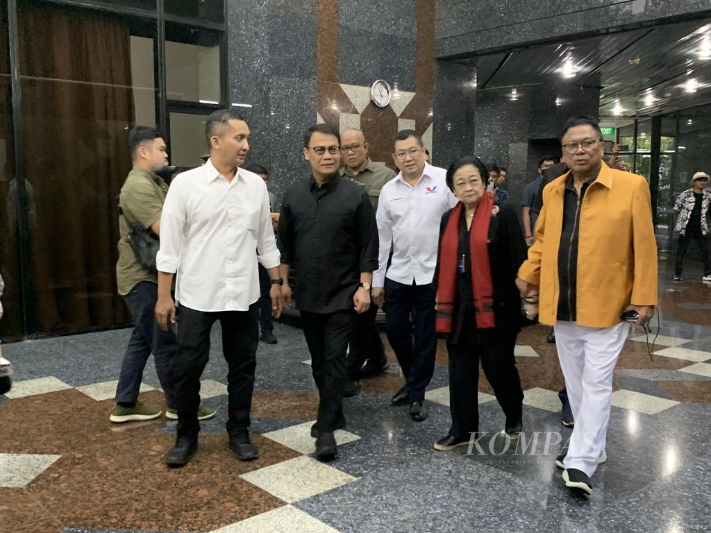 Para ketua umum parpol pengusung dan pendukung Ganjar Pranowo-Mahfud MD menggelar rapat rutin di Gedung High End, Jakarta, Rabu (25/10/2023). 
