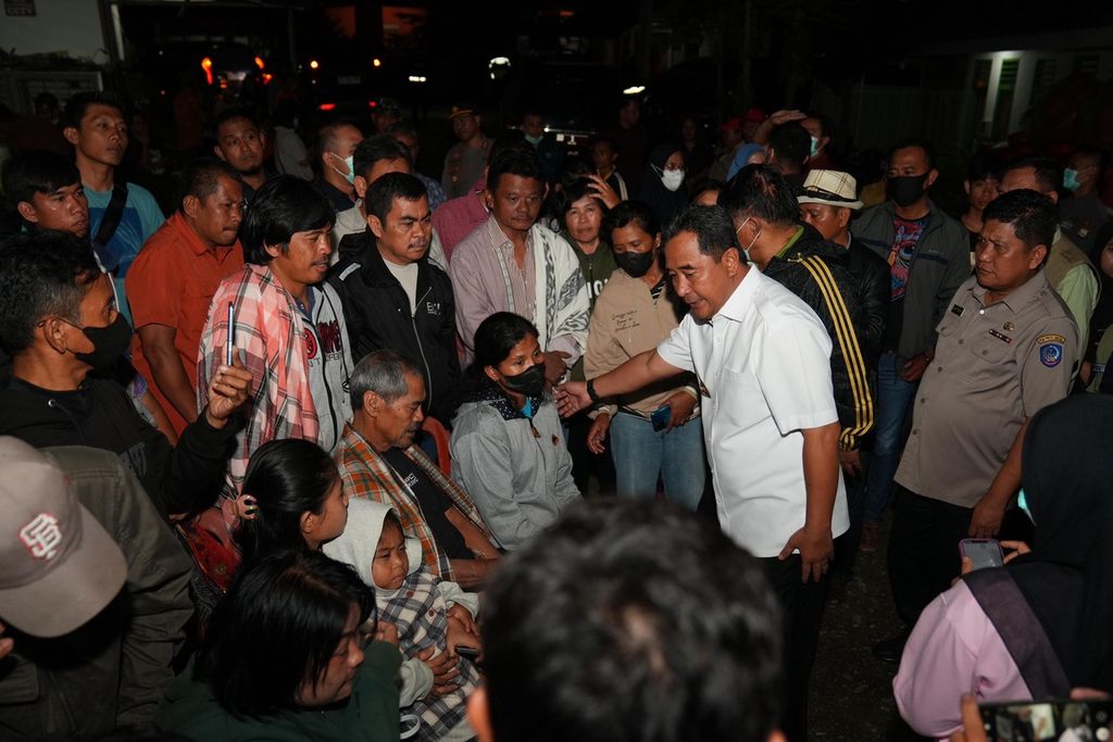 Penjabat Gubernur Sulsel Bahtiar Baharuddin menemui keluarga korban longsor di RS Lakipadada, Makale, Tana Toraja, Sulawesi Selatan, Minggu (14/4/2024) malam. Dia memastikan penanganan korban dan warga selamat. 