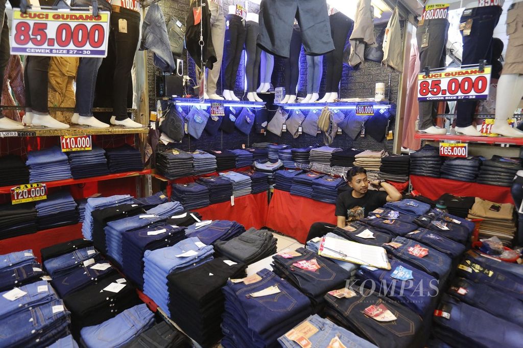 Pedagang pakaian menunggu pembeli di pusat grosir busana Tanah Abang, Jakarta, Selasa (19/9/2023). Para pedagang mengeluhkan turunnya omzet mereka karena kalah bersaing dalam harga dengan barang sejenis impor.  