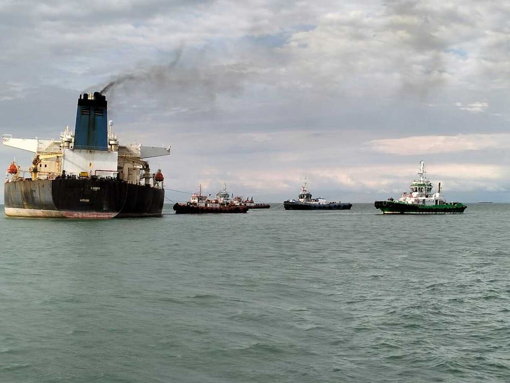 Kapal tanker MT Liberty berbendera Kamerun kandas di perairan Karimun, Kepulauan Riau, Minggu (2/12/2023).