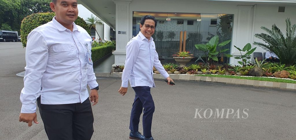 Menteri Desa dan Pembangunan Daerah Tertinggal dan Transmigrasi (PDTT) Abdul Halim Iskandar (kanan) saat baru tiba di Kompleks Istana Kepresidenan Jakarta, Senin (18/3/2024).