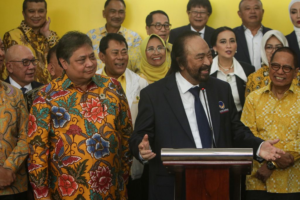 Ketua Umum Partai Nasdem Surya Paloh (kanan) menyampaikan keterangan pers didampingi Ketua Umum Partai Golkar Airlangga Hartarto (kiri) di Kantor DPP Partai Golkar, Jakarta, Rabu (1/2/2023). 
