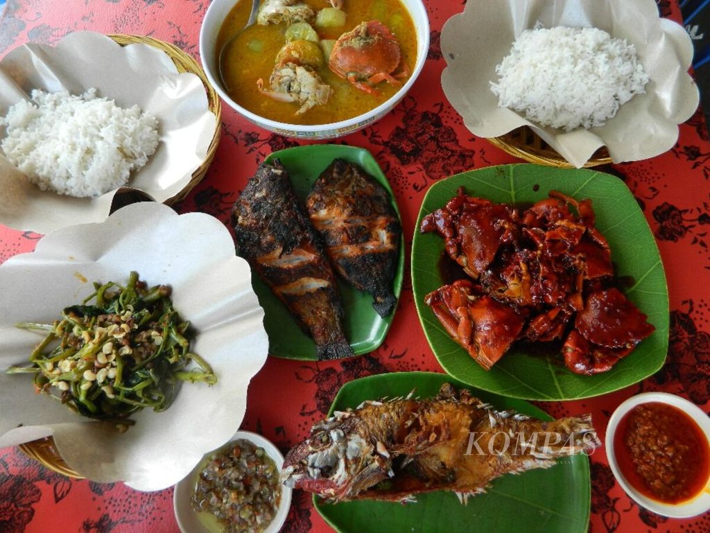 Beragam menu hidangan boga bahari (<i>seafood</i>) di Warung Becol, Kelurahan Serangan, Denpasar Selatan, Kota Denpasar, Minggu (1/4). Makanan laut dapat menjadi pemicu terjadi alergi bagi sebagian orang.