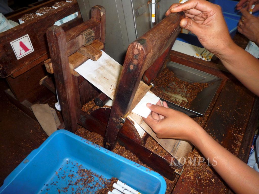 Teknik melinting rokok kretek terlihat di sebuah pabrik milik Djarum di kota Kudus, Jawa Tengah, Selasa (5/62012). Dalam sehari, sekitar 40.000 batang rokok kretek dihasilkan di pabrik ini.