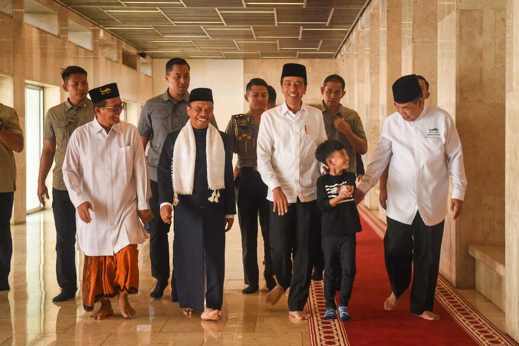 Presiden Joko Widodo bersama cucu pertamanya, Jan Ethes Srinarendra, melakukan shalat Jumat berjemaah di Masjid Istiqlal, Jakarta, Jumat (23/6/2023). Dengan mengenakan kemeja putih lengan panjang, celana hitam, dan peci hitam, Presiden Jokowi dan cucunya tiba di tempat ibadah sekitar pukul 11.55 WIB.
