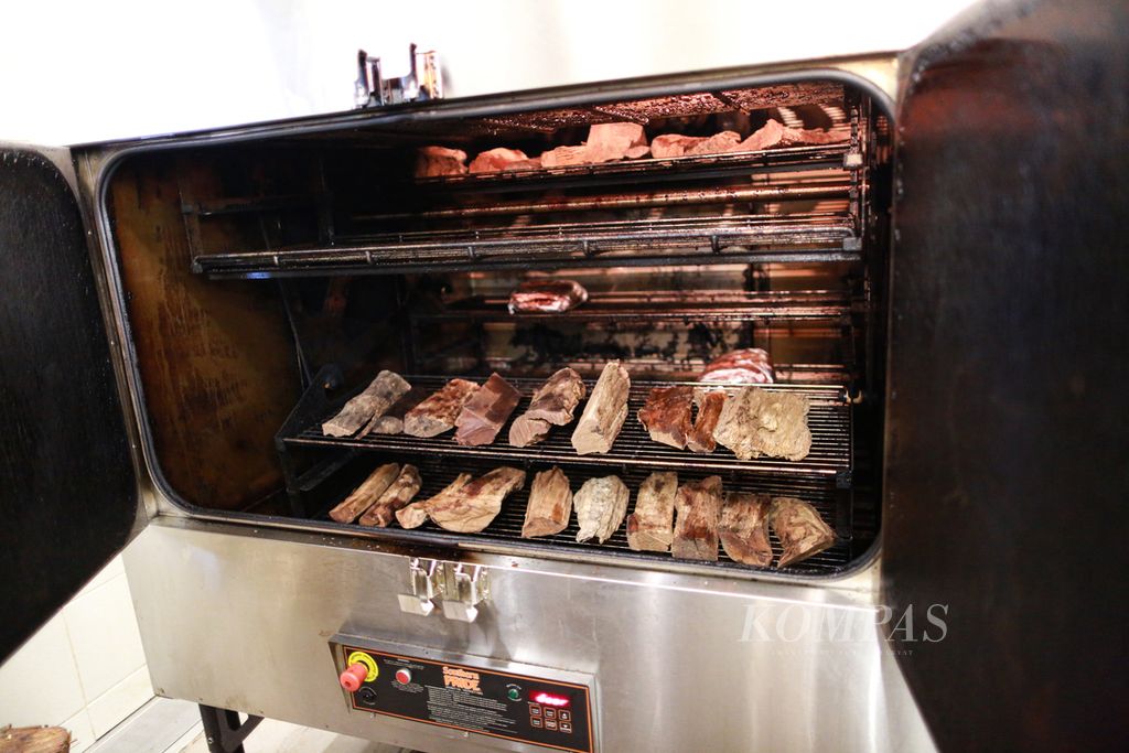 Proses pengasapan daging di restoran Meatsmith, Jakarta, Kamis (2/6/2022). 
