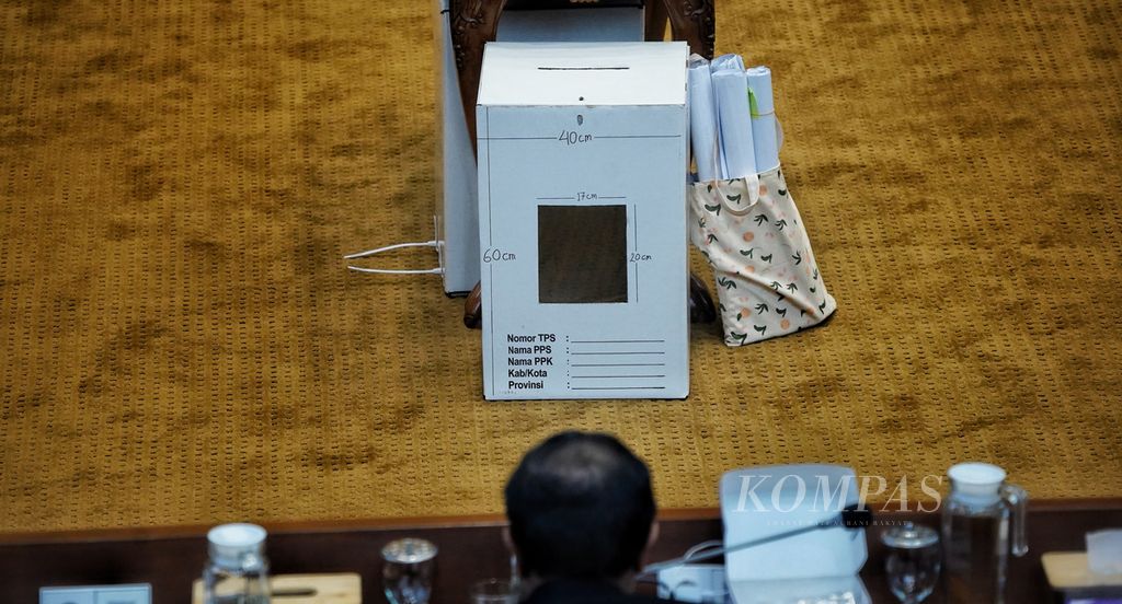 Contoh kotak surat suara dilengkapi dengan coretan ukuran dimensi yang dibawa Komisi Pemilihan Umum saat Rapat Dengar Pendapat (RDP) antara Komisi II DPR dan KPU di Ruang Sidang Komisi II DPR RI, Jakarta, Senin (29/5/2023). 