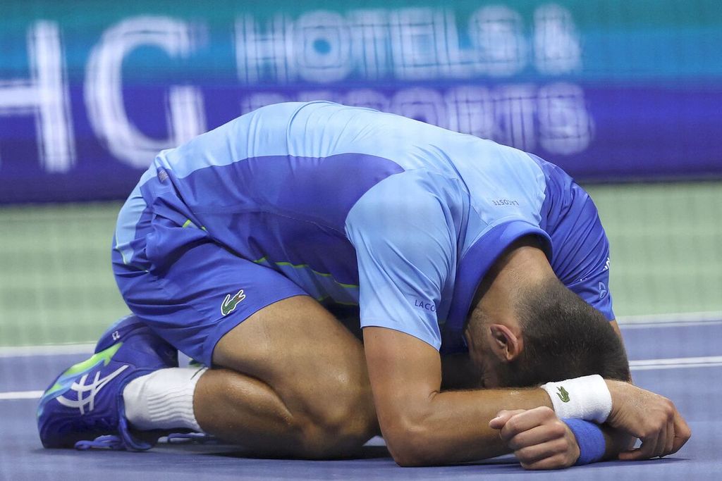 Novak Djokovic bersimpuh di lapangan seusai mengalahkan Daniil Medvedev di partai puncak Amerika Serikat Terbuka di Pusat Tenis Nasional Billie Jean King, New York, 10 September 2023.