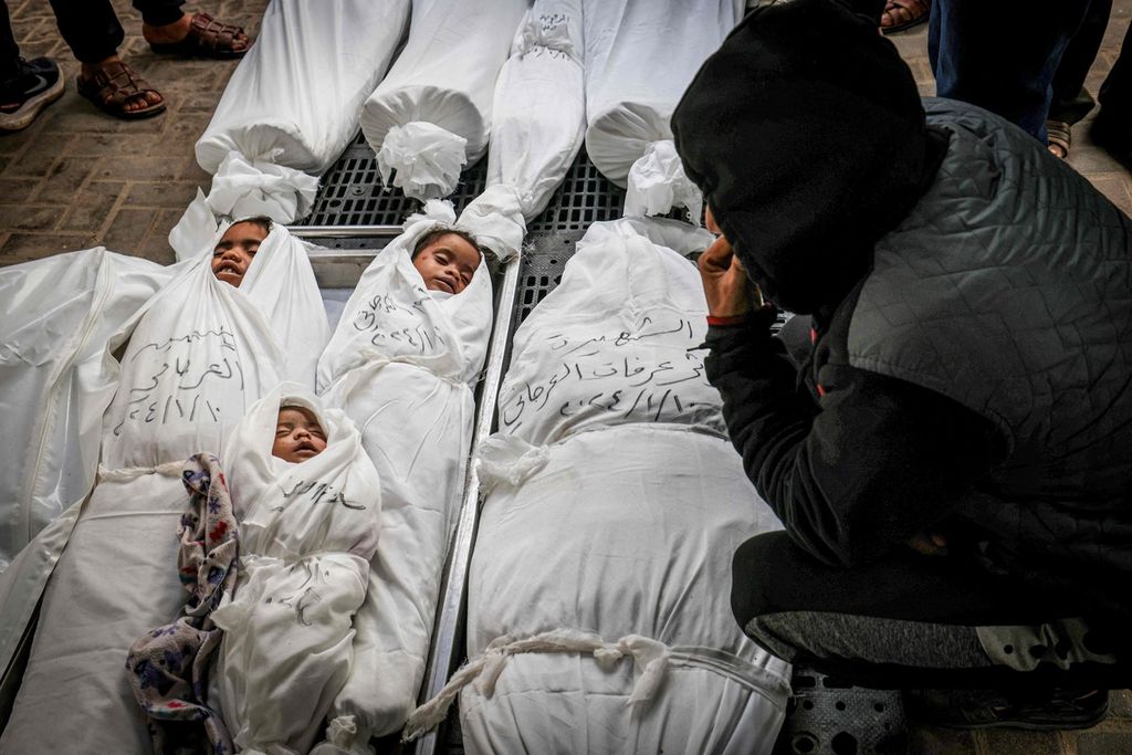 Jenazah anak-anak keluarga Al-Orjani di Rumah Sakit Al Najar yang terletak di Rafah, Jalur Gaza, 11 Januari 2024. Mereka tewas akibat serangan roket Israel.