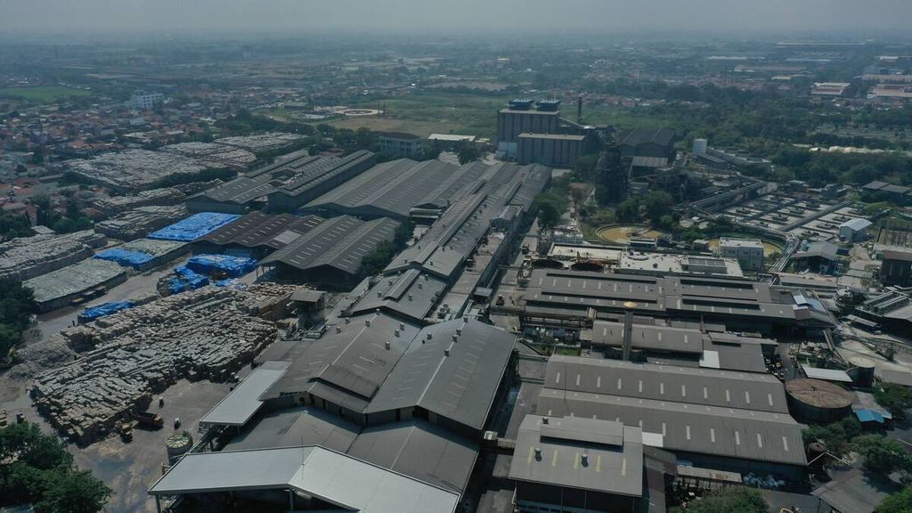 Foto udara kawasan industri di Cikarang Barat, Kabupaten Bekasi, Jawa Barat, Senin (17/8/2020). Akibat pandemi Covid-19, arus investasi di Indonesia mengalami pertumbuhan terendah selama satu dekade terakhir. 