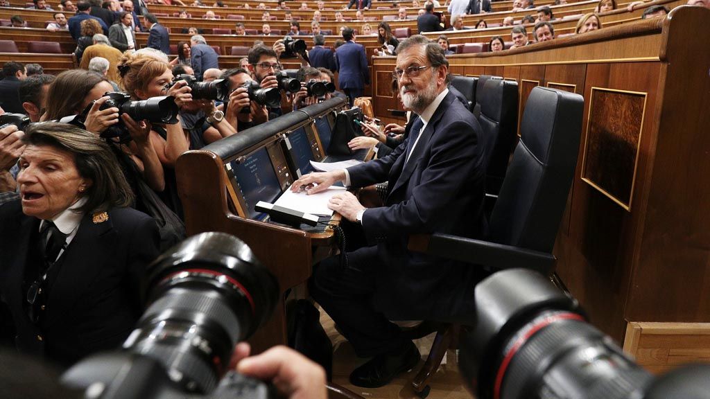 Perdana Menteri Spanyol Mariano Rajoy saat tiba di gedung parlemen di Madrid, Spanyol, Rabu (11/10). 