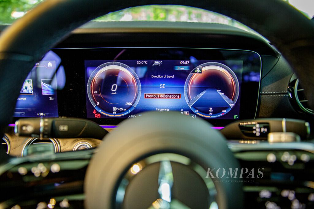 Panel instrumen digital New Mercedes-Benz E 300 AMG Line yang sudah dilengkapi Driver Assistance Package.