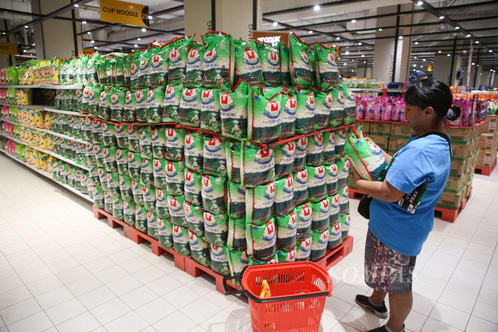 Pengunjung berbelanja beras dalam kemasan di<i> supermarket</i> ritel di Jakarta, Rabu (8/11/2023). Badan Pusat Statistik mencatat, pada triwulan III-2023, konsumsi rumah tangga tumbuh 5,06 persen secara tahunan, melemah dibandingkan dengan triwulan II-2023, yaitu 5,22 persen dan dibandingkan triwulan III-2022 yaitu 5,39 persen. 